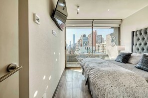 2 bedrooms, iron/ironing board, WiFi, bed sheets - Bellet Design - 2BR w/Pool, Gym & Parking (Providencia)