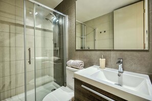 Dusche, Haartrockner, Handtücher