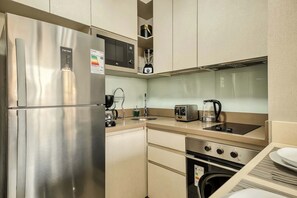 Fridge, microwave, oven, stovetop - Bellet Design - 2BR w/Pool, Gym & Parking (Providencia)