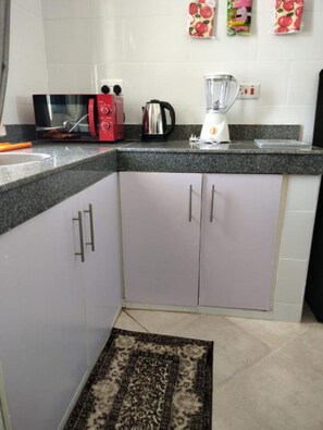 Fridge, microwave, stovetop, blender - Stay.Plus Malindi Apartment (Malindi)
