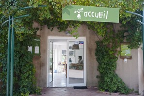 Reception - Camping les Routes de Provence (Forcalquier)