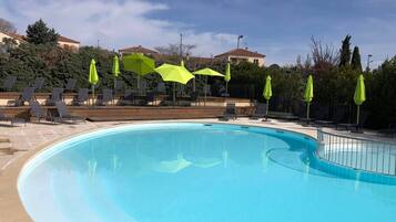 Kolam renang outdoor musiman