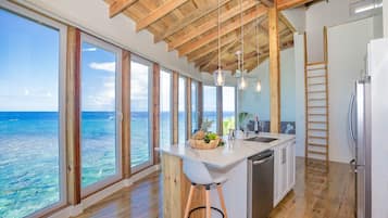 House, 3 Bedrooms | Private kitchen | Fridge, oven, coffee/tea maker, toaster