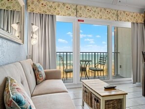 Condo, 2 habitaciones | Área de sala de estar | Televisión 