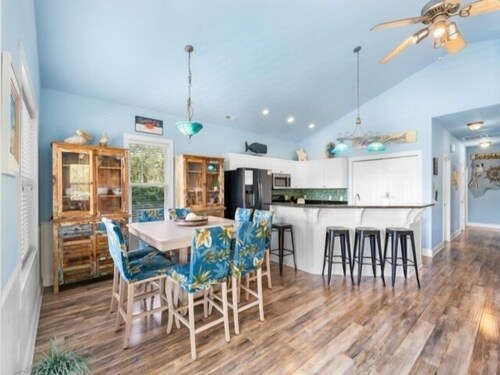 Atlantis Blue - Relaxing Beach Getaway Home Directly Across The Street From Beach Access! 5 Bedroom Home by RedAwning