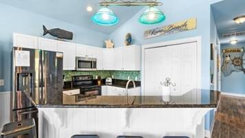 House, 5 Bedrooms | Private kitchen | Fridge, oven, coffee/tea maker