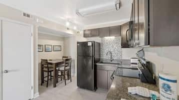Condo, 1 quarto | Cozinha privada | Geladeira, micro-ondas, fogão, cafeteira/chaleira