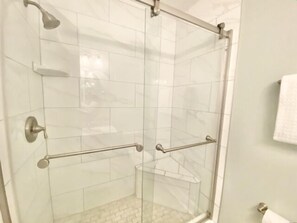 Apartment, 2 Schlafzimmer | Badezimmer | Handtücher, Shampoo