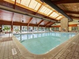 Una piscina techada, una piscina al aire libre