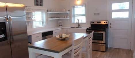 Cottage, 1 Bedroom | Private kitchen | Fridge, oven, stovetop, coffee/tea maker