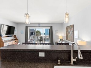 Condo, 2 habitaciones | Área de sala de estar | Smart TV