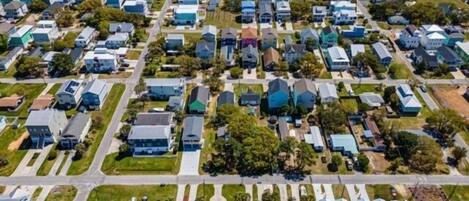 Vista aérea de una zona residencial con casas y una playa al fondo.