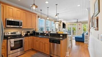 Townhome, 5 Bedrooms | Private kitchen | Fridge, oven, coffee/tea maker, toaster