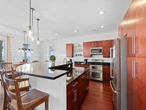 Casa de ciudad, 6 habitaciones | Cocina privada | Refrigerador, microondas, horno y lavavajillas 