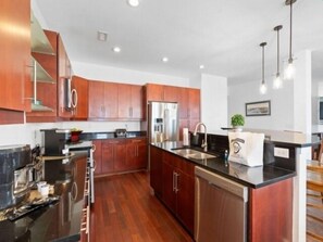 Townhome, 6 Bedrooms | Private kitchen | Fridge, microwave, oven, dishwasher