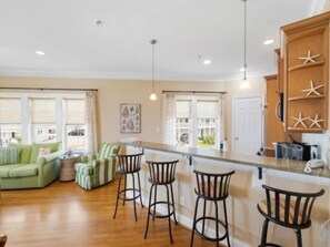 Casa de ciudad, 2 habitaciones | Cocina privada | Refrigerador, horno, parrilla de estufa y cafetera y tetera 