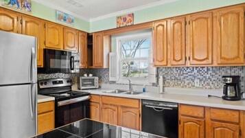 Cottage, 2 Bedrooms | Private kitchen | Fridge, oven, coffee/tea maker, toaster