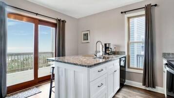 House, 3 Bedrooms | Private kitchen | Fridge, oven, coffee/tea maker