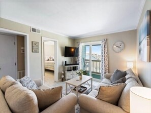 Condo, 2 habitaciones | Sala de estar | Televisión 