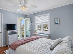 Condo, 1 Bedroom - Breezy Does It - Take It "br-eezy" While You Stay In The Heart Of Carolina Beach. One Minute Walk To The Beach! 1 Bedroom Condo by RedAwning (Carolina Beach)