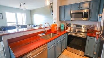 Townhome, 4 Bedrooms | Private kitchen | Fridge, oven, coffee/tea maker, toaster