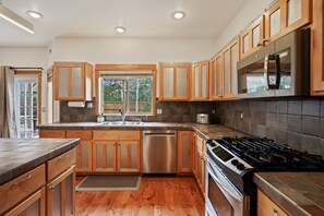 House, 4 Bedrooms | Private kitchen | Fridge, oven, stovetop, coffee/tea maker