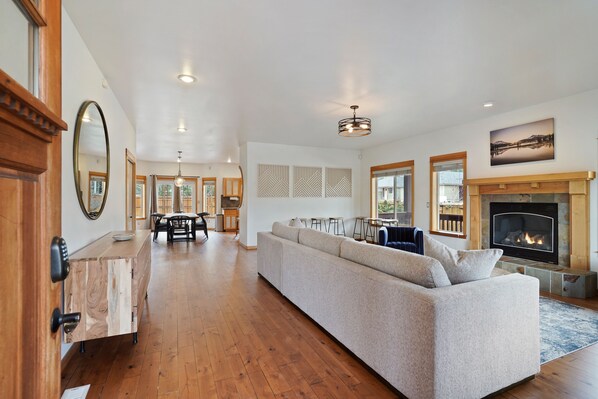 House, 4 Bedrooms | Living room