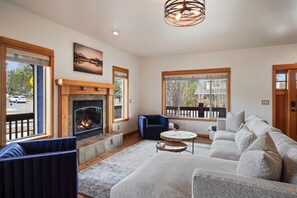 House, 4 Bedrooms | Living room