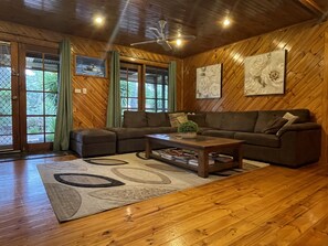 Fernseher, Videospiele, DVD-Player, Bücher