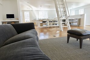 Libros, estéreo y monitor de computadora 