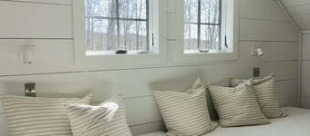 Art Studio House in Private Mountaintop Nature Preserve