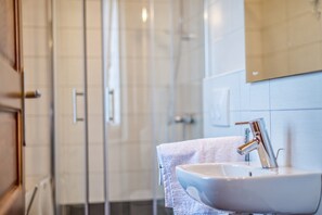 Badewanne, Haartrockner, Handtücher