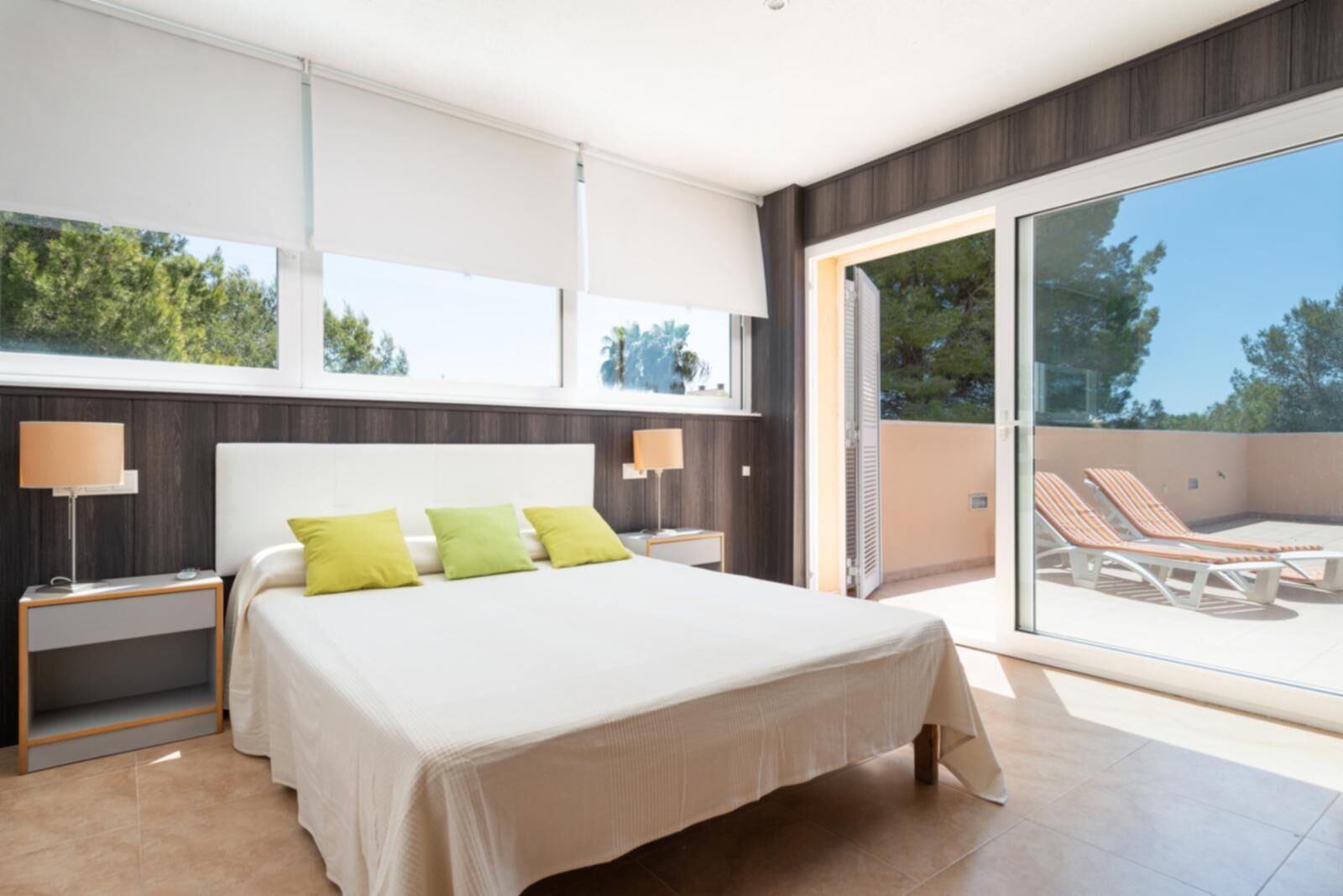 4 bedrooms, travel crib, WiFi, bed sheets