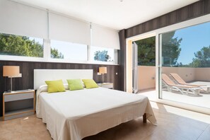 4 bedrooms, WiFi, bed sheets - House with Garden and Lake Views in Port d'Alcúdia (Alcúdia)