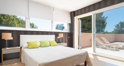 Country house with garden and terraces with lake views in Port d'Alcúdia