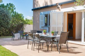 Outdoor dining - House with Garden and Lake Views in Port d'Alcúdia (Alcúdia)