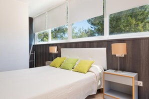 4 bedrooms, WiFi, bed sheets