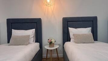 3 camere, una scrivania, insonorizzazione, ferro/asse da stiro