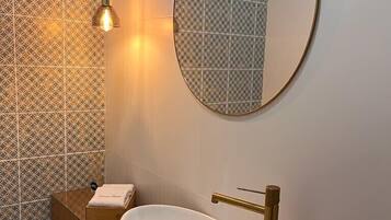 Doccia, asciugacapelli, bidet, asciugamani