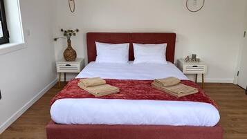 3 camere, una scrivania, insonorizzazione, ferro/asse da stiro