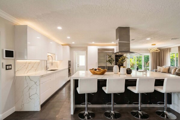 Fridge, microwave, oven, stovetop - Luxury Waterfront | Pool, Sauna, Playground & more (Fort Lauderdale)