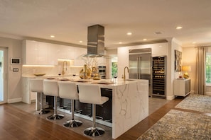Fridge, microwave, oven, stovetop - Luxury Waterfront w Pool, Sauna, Dock & Playground (Fort Lauderdale)