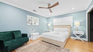 4 quartos, escrivaninha, ferros/tábuas de passar roupa