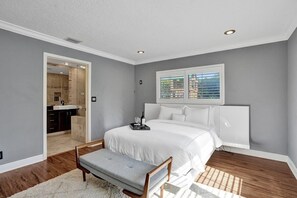 4 bedrooms, desk, iron/ironing board, free WiFi