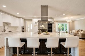 Fridge, microwave, oven, stovetop - Luxury Waterfront | Pool, Sauna, Playground & more (Fort Lauderdale)