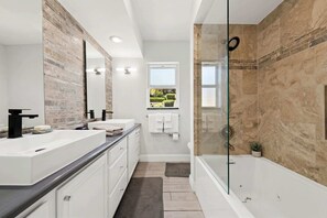 Bathtub, eco-friendly toiletries, hair dryer, towels - Luxury Waterfront w Pool, Sauna, Dock & Playground (Fort Lauderdale)