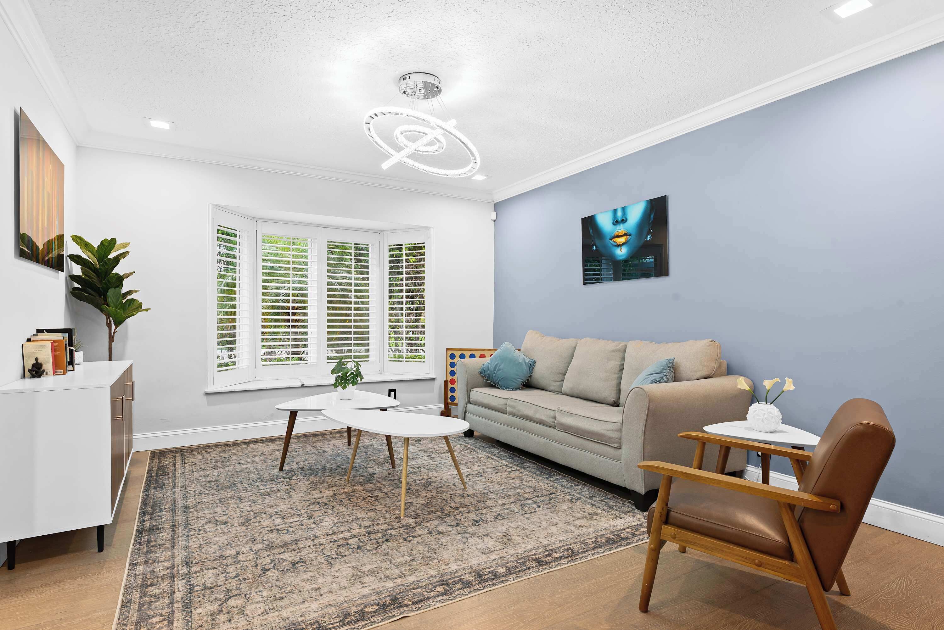 Smart TV, livros, aparelho de som, escritórios