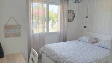 3 slaapkamers, een bureau, een strijkplank/strijkijzer, reisbedje