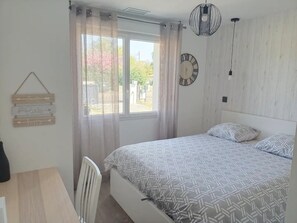 3 habitaciones, escritorio y tabla de planchar con plancha