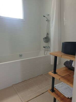 3 Schlafzimmer, Schreibtisch, Bügeleisen/Bügelbrett, Reisekinderbett